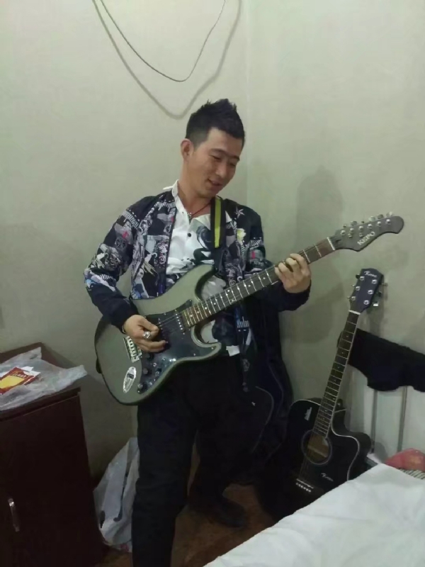 小吉他的第一张照片--邯郸相亲服务中心