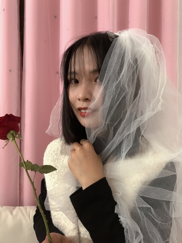 持紫菜包饭的女孩的第一张照片--邯郸相亲服务中心