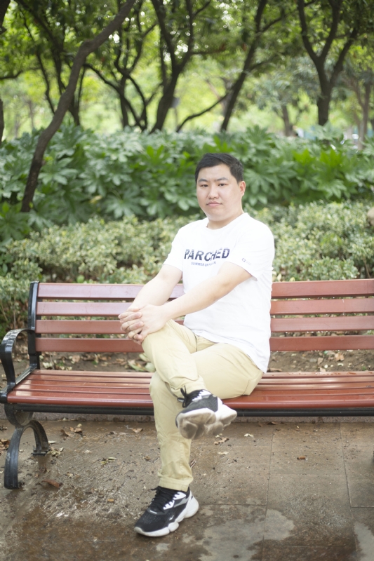 抱着鱼睡觉的猫的第一张照片--邯郸相亲服务中心